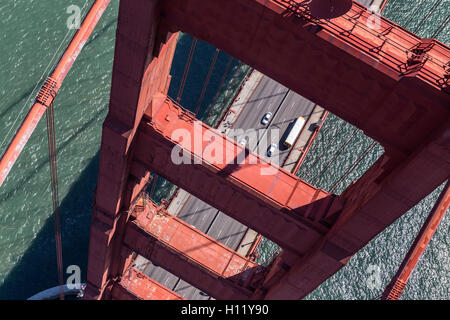 Luftaufnahme der Golden Gate Bridge tower über der Bucht von San Francisco. Stockfoto