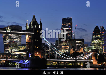 Die Stadt London Uk und der Tower Bridge in der Abenddämmerung von der South Bank der Themse Stockfoto