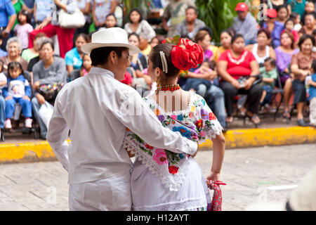 Zwei Jugendliche tanzen Jarana vor der Menge an Vaqueria beim Merida City Festival. Stockfoto