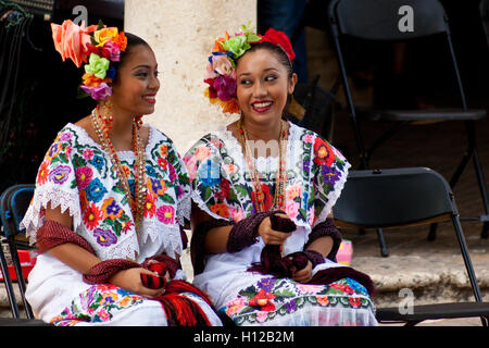 Zwei yukatekischen Mädchen wartet seinerseits in das Stadtfest "La Vaqueria" tanzen miteinander zu reden Stockfoto