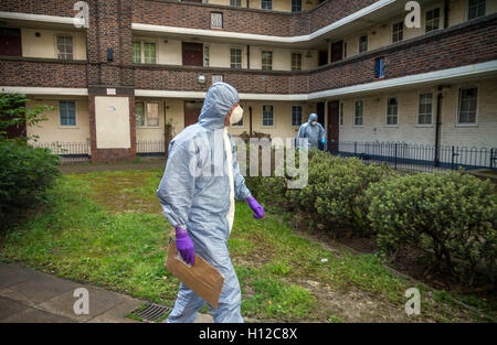 Terrorismusbekämpfung gerichtsmedizinischen Teams suchen und Entfernen von Elementen aus islamistischen terroristischen Michael Adebowale's Flat in South East London, UK. Stockfoto