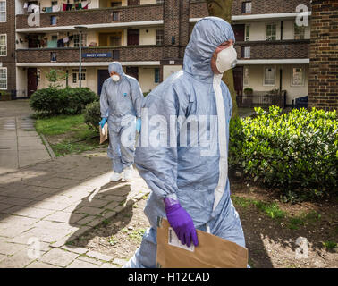 Terrorismusbekämpfung gerichtsmedizinischen Teams suchen und Entfernen von Elementen aus islamistischen terroristischen Michael Adebowale's Flat in South East London, UK. Stockfoto