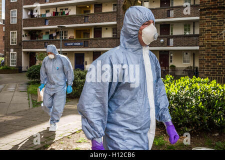 Terrorismusbekämpfung gerichtsmedizinischen Teams suchen und Entfernen von Elementen aus islamistischen terroristischen Michael Adebowale's Flat in South East London, UK. Stockfoto