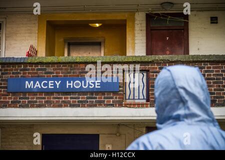 Terrorismusbekämpfung gerichtsmedizinischen Teams suchen und Entfernen von Elementen aus islamistischen terroristischen Michael Adebowale's Flat in South East London, UK. Stockfoto