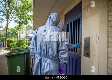 Terrorismusbekämpfung gerichtsmedizinischen Teams suchen und Entfernen von Elementen aus islamistischen terroristischen Michael Adebowale's Flat in South East London, UK. Stockfoto