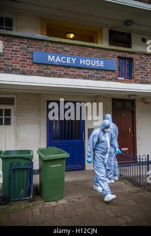 Terrorismusbekämpfung gerichtsmedizinischen Teams suchen und Entfernen von Elementen aus islamistischen terroristischen Michael Adebowale's Flat in South East London, UK. Stockfoto