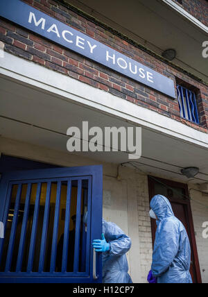 Terrorismusbekämpfung gerichtsmedizinischen Teams suchen und Entfernen von Elementen aus islamistischen terroristischen Michael Adebowale's Flat in South East London, UK. Stockfoto