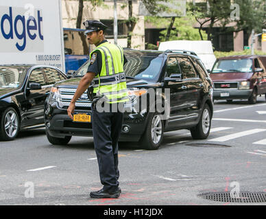 Ein Polizist leitet Datenverkehr auf der 2nd Avenue während der UN-Generalversammlung. Stockfoto