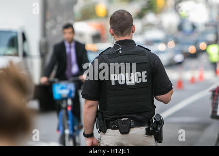 Secret Service-Agent hilft direkten Verkehr und halten Sie die reservierte Fahrspur klar während einer Generalversammlung der Vereinten Nationen. Stockfoto