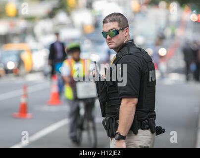 Secret Service-Agent hilft direkten Verkehr und halten Sie die reservierte Fahrspur klar während einer Generalversammlung der Vereinten Nationen. Stockfoto