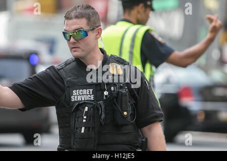 Secret Service-Agent hilft direkten Verkehr und halten Sie die reservierte Fahrspur klar während einer Generalversammlung der Vereinten Nationen. Stockfoto