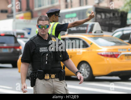 Secret Service-Agent hilft direkten Verkehr und halten Sie die reservierte Fahrspur klar während einer Generalversammlung der Vereinten Nationen. Stockfoto