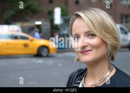 Porträt einer schönen Frau in ihren späten Dreißigern auf den Straßen von New York City. Stockfoto