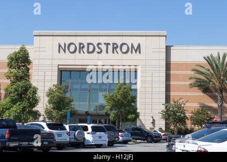 Nordstrom Kaufhäuser Schaufenster in Cerritos Mall California USA Stockfoto