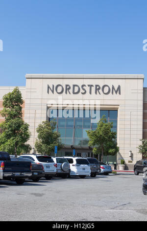 Nordstrom Kaufhäuser Schaufenster in Cerritos Mall California USA Stockfoto