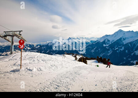 Rote Route Zeichen auf das Skigebiet Stockfoto