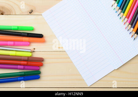 Buntstifte und Papier Stockfoto