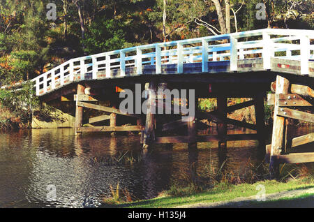 Historische Holz- Varney Brücke über den Fluss am Hacken Audley, Royal National Park, Sydney, Australien, Vintage getonten Bild Stockfoto