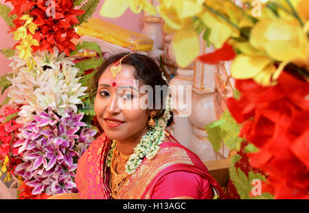 Indische Braut - eine schöne indische Braut bei ihrer Hochzeitszeremonie Stockfoto