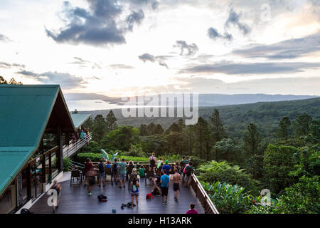 San Carlos, Costa Rica - 25 Mai: Touristen und genießen den Sonnenuntergang von der Observatory Lodge Guides. 25. Mai 2016, San Carlos, C Stockfoto