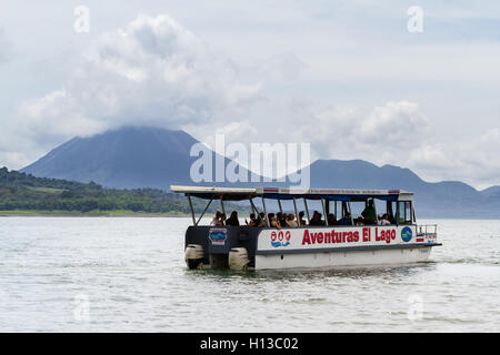 San Carlos, Costa Rica - 27 Mai: Adventure Tour Boot in Arenal-See mit dem Vulkan im Hintergrund. 27. Mai 2016, San Carlos Stockfoto