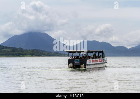 San Carlos, Costa Rica - 27 Mai: Adventure Tour Boot in Arenal-See mit dem Vulkan im Hintergrund. 27. Mai 2016, San Carlos Stockfoto