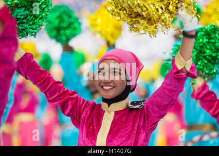 Malaysische Mitglieder einer Tanzgruppe in Kostümen ähnlich malaiischen Trachten gekleidet ausführen am Unabhängigkeitstag. Stockfoto