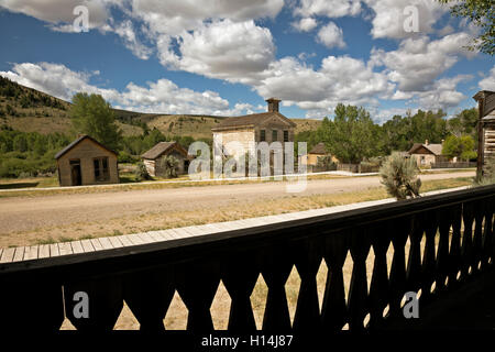 MT00053-00... MONTANA - Blick auf die Hauptstraße von Ghost Town von Bannack von der Veranda des Hotels Meade in Bannack Zustand Stockfoto