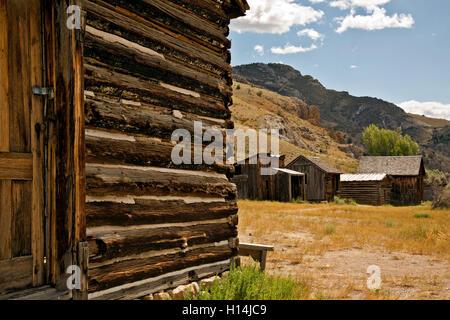 MT00055-00... MONTANA - alte Blockbauten in Ghost Town von Bannack im Bannack State Park. Stockfoto