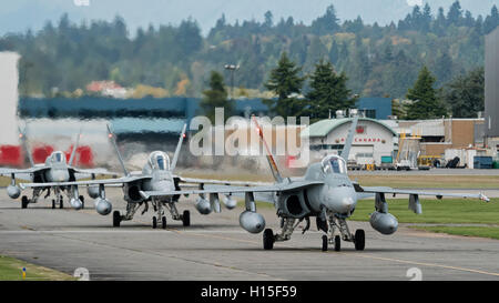 CF-18A Hornet Kampfjets der Royal Canadian Air Force Taxi auf dem Rollfeld in Vancouver International Airport, Deutschland Stockfoto