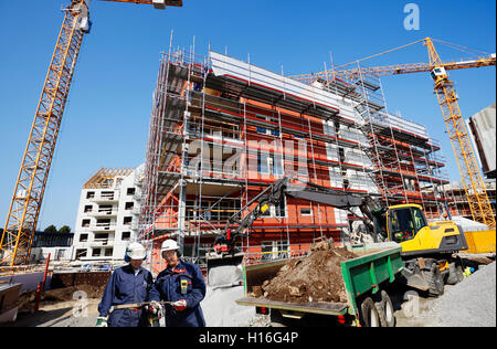 zwei Bauarbeiter, Bau- und Gerüste Stockfoto