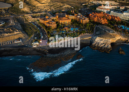 Luftaufnahme, Strand, Playa de La Enramada, Erholungsort an der Küste mit Hotel H10 Costa Adeje Palace, Costa Adeje, Teneriffa, Spanien Stockfoto