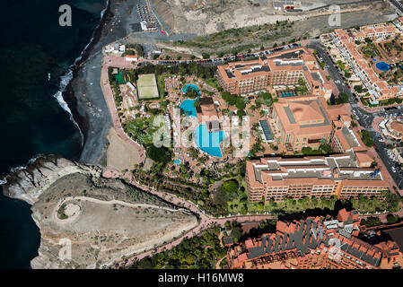 Strand und Promenade, Ferienregion, Playa de La Esmeralde, Hotel H10 Costa Adeje Palace und Hotel Sheraton La Caleta Resort und Stockfoto