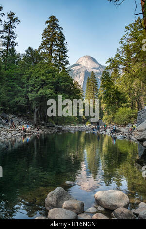 Berg spiegelt sich in Merced River, North Dome, John Muir Trail, Yosemite Valley, Yosemite Nationalpark