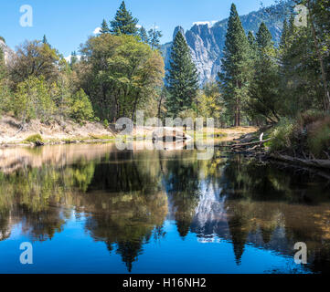 Berge im Wasser spiegelt, Merced River, Yosemite Valley, Yosemite Nationalpark, UNESCO-Weltkulturerbe, Kalifornien, USA