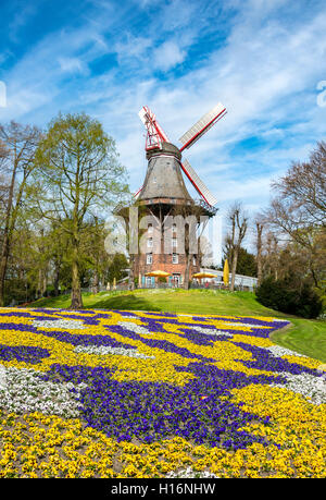 Windmühle mit bunten Blumenbeeten, Am Wall Windmühle oder Herdentorsmühle in den Wällen, Frühling, Mühle am Wall, Bremen Stockfoto