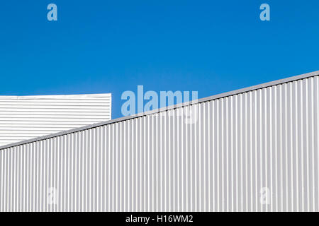 Wellblech-Wand und Dach gegen blauen Himmel. Moderne Lagerhalle oder Lagerung. Industrie-Look. Im Freien. Digitalen Hintergrund Stockfoto