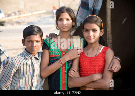 nicht identifizierte Gruppe von drei glückliche indische Kinder Geschwister der Mittelklasse-indische Familie Brij Uttar Pradesh Stockfoto
