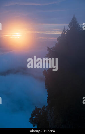 Dramatischer Sonnenuntergang, gesehen auf einer Wanderung durch die Schweizer Alpen, Berner Oberland, über die Wolken, schöne Aura, voller Atmosphäre, Europa. Stockfoto