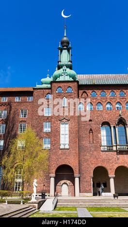 Turm des Rathauses mit einem Turm auf den Monat in Stockholm. Schweden Stockfoto