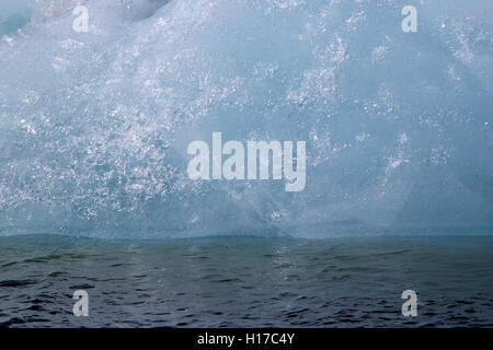 Nahaufnahme eines blauen Eis Eisberg schwimmt auf dem Wasser Gletscherlagune Jökulsárlón Island Stockfoto