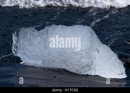 Eis, schwarzen Sandstrand am Jökulsárlón Island angespült Stockfoto