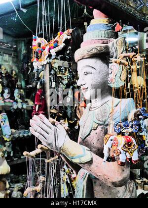 Nahaufnahme eines großen traditionellen birmanischen String Marionette hängen im Souvenir-shop Stockfoto