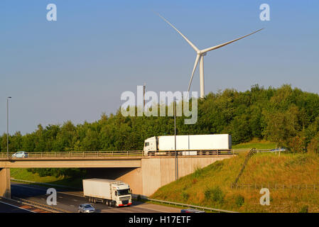 Datenverkehrs stromerzeugende Windmühlen von A1/M Autobahn Leeds Vereinigtes Königreich Stockfoto
