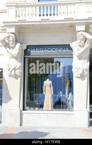 Lugano, Schweiz - 25 august 2016: Schaufenster der Nassadonna Mode-Kleidung zu, in Lugano in der Schweiz speichern Stockfoto