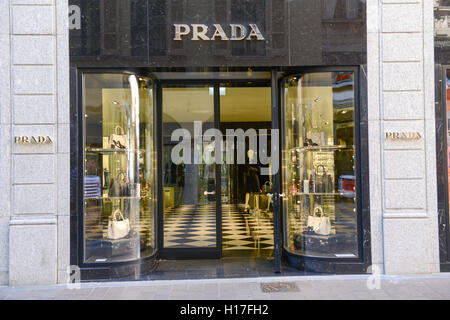 Lugano, Schweiz - 25 august 2016: Vitrinen von Prada Mode Kleidung zu, in Lugano, Schweiz speichern Stockfoto