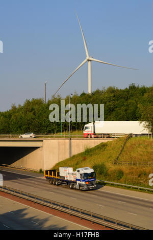 Datenverkehrs stromerzeugende Windmühlen von A1/M Autobahn Leeds Vereinigtes Königreich Stockfoto