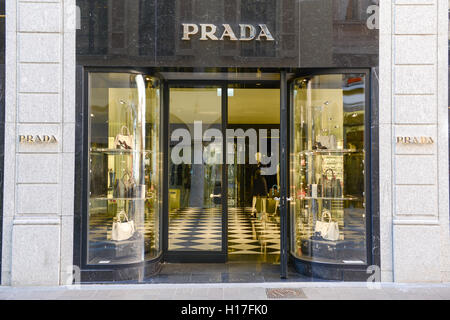 Lugano, Schweiz - 25 august 2016: Vitrinen von Prada Mode Kleidung zu, in Lugano, Schweiz speichern Stockfoto