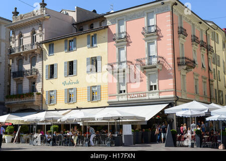 Lugano, Schweiz - 25 august 2016: Menschen Essen und trinken in den Restaurants in der zentrale Platz von Lugano auf richtet Stockfoto