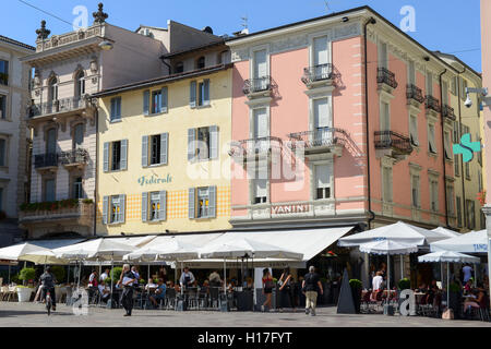 Lugano, Schweiz - 25 august 2016: Menschen Essen und trinken in den Restaurants in der zentrale Platz von Lugano auf richtet Stockfoto